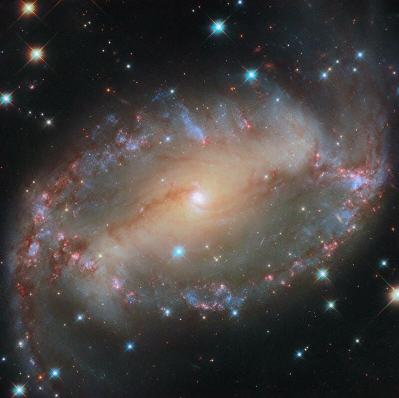 Красивая спиральная галактика NGC 2566 на традиционном снимке недели от Hubble 🔭